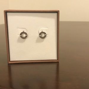 COACH silver donut hole stud earrings NWT 🖤